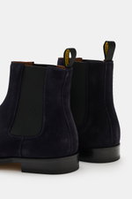 Doucal's Chelsea Boot 'Orvieto Flex' navy, Detailansicht von hinten, feines Veloursleder, schmal zulaufende Silhouette, elastische Einsätze, ledernes Innenfutter, Ledersohle mit Kautschukpartien.