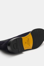 Doucal's Chelsea Boot 'Orvieto Flex' navy, Detailaufnahme von der Sohle mit feinem Veloursleder, schmal zulaufender Silhouette, elastischen Einsätzen, ledernem Innenfutter und Ledersohle mit Kautschukpartien.