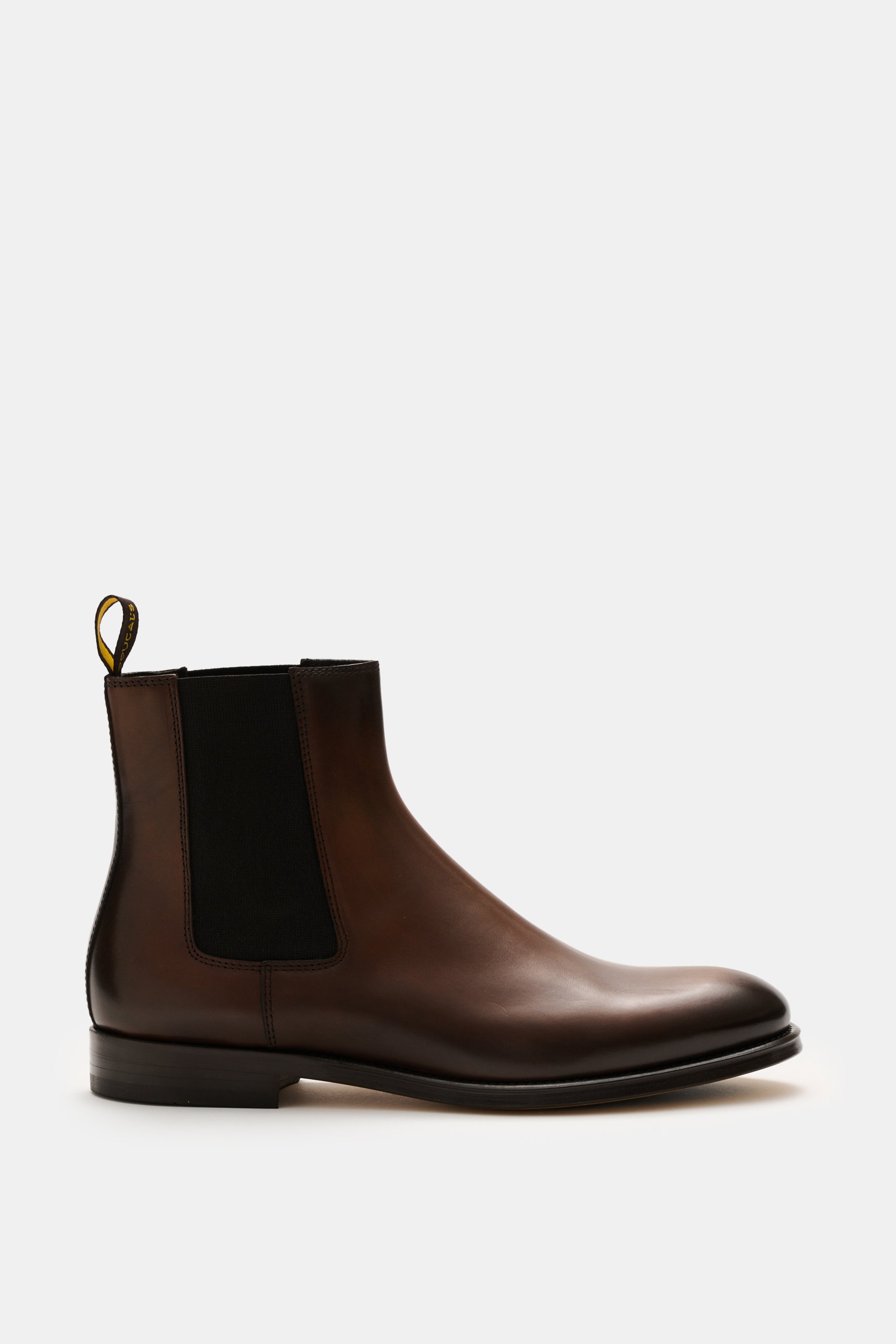 Doucal's Chelsea boot 'Orvieto Flex' brown shown from the side, featuring noble smooth leather, narrow tapered silhouette, elastic inserts, leather lining, leather sole with rubber parts.