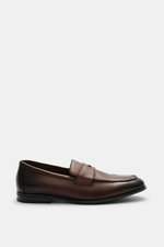 Doucal's Penny Loafer 'Nottingham' dunkelbraun seitlich fotografiert, fein genarbtes Leder mit Farbverlauf, Pennystrap, Steppnaht, Gummisohle.