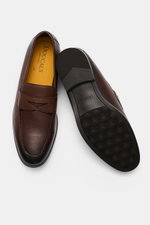 Ansicht von oben auf Doucal's Penny Loafer 'Nottingham' dunkelbraun aus fein genarbtem Leder mit Farbverlauf, steppnaht, Pennystrap, Gummisohle.