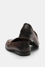 Doucal's Penny Loafer 'Nottingham' dunkelbraun aus fein genarbtem Leder mit Farbverlauf, schmal zulaufend, Steppnaht, Pennystrap, Gummisohle, Seitenansicht.