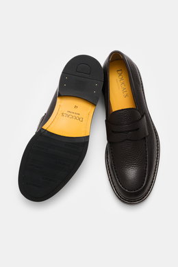 Doucal's Penny Loafer 'Siena Flex' dunkelbraun aus fein genarbtem Leder, schmal zulaufend, Steppnaht, Pennystrap, Lederfutter, durchgenähte Sohle, Kautschukabsatz, von oben fotografiert.