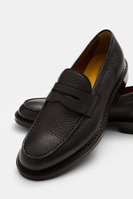 Doucal's Penny Loafer "Siena Flex" dunkelbraun aus fein genarbtem Leder mit Steppnaht, Pennystrap und durchgenähter Ledersohle, von schräg oben fotografiert.