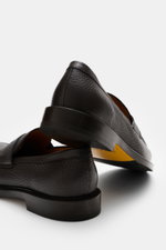 Doucal's Penny Loafer 'Siena Flex' dunkelbraun in Nahaufnahme von hinten oben, fein genarbtes Leder, durchgenähte Ledersohle, schmal zulaufend, Pennystrap.