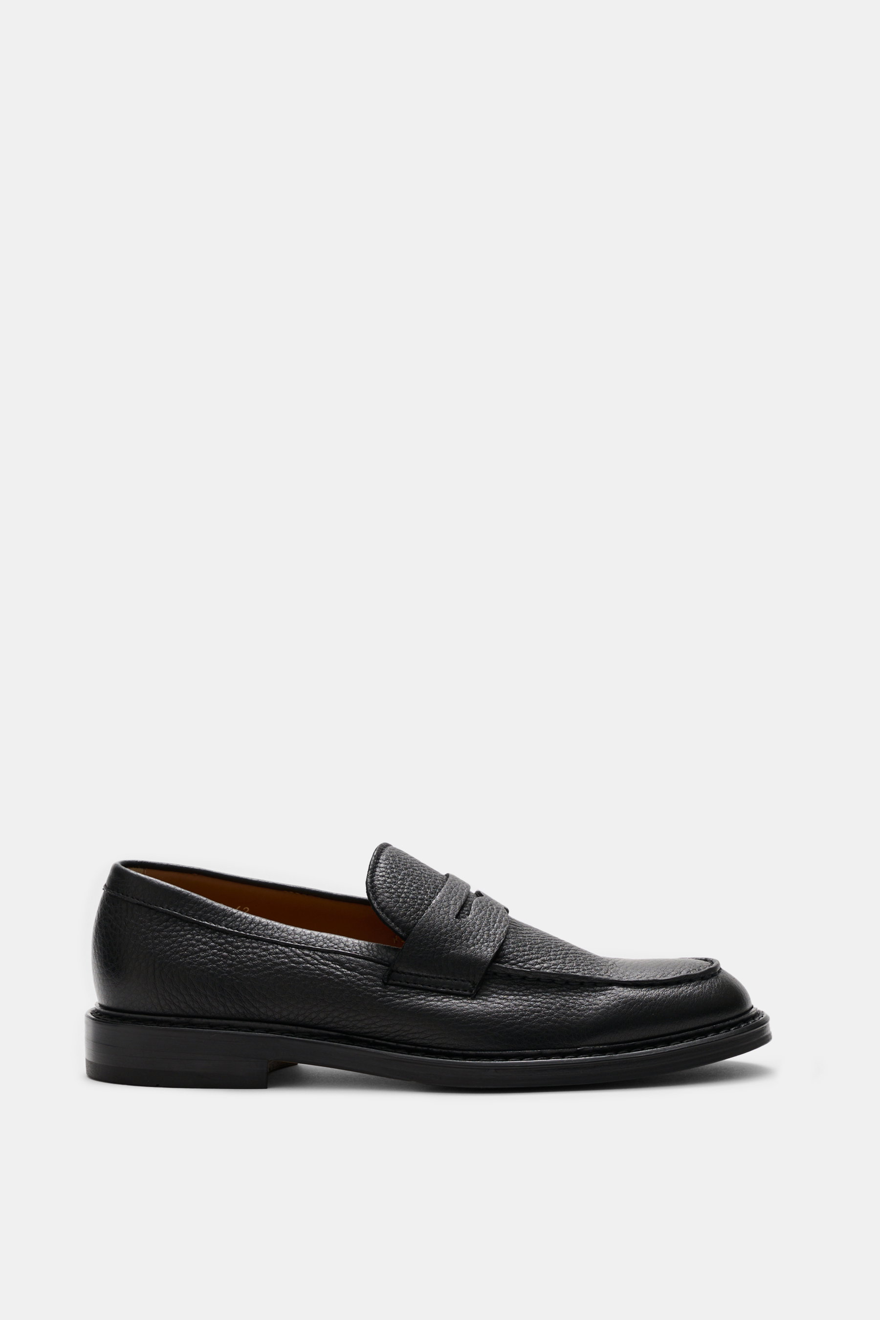 Side view of Doucal's Penny Loafer 'Siena Flex' black made of finely grained leather with penny strap, stitched sole, and rubber heel.