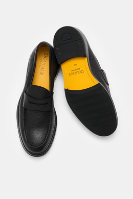 Doucal's Penny Loafer 'Siena Flex' schwarz, frontal und von unten, fein genarbtes Leder, Pennystrap, durchgenähte Ledersohle, Kautschukabsatz.