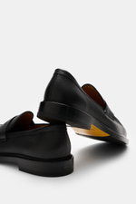 Doucal's Penny Loafer 'Siena Flex' schwarz, seitliche Nahaufnahme, fein genarbtes Leder, schmal zulaufend, Steppnaht, Pennystrap, Lederfutter, durchgenähte Sohle, Kautschuk-Absatz.