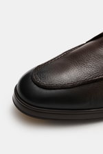 Doucal's Schnürboot 'Jeremy' dunkelbraun, Nahaufnahme von schmal zulaufender Schuhspitze aus fein genarbtem Hirschleder mit profilierter Gummisohle.