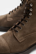 Doucal's Schnürboot 'Ralph' graubraun aus feinem Veloursleder, Acht-Loch-Schnürung, Anziehschlaufe, Lederfutter, Gummisohle, Detailansicht seitlich.