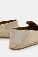 Rear angled view of Tom Ford Espadrilles beige made of soft suede with decorative toe stitch, leather lining, espadrille-style trim, and flexible rubber sole, ideal for summer vacations. <p>Ideal für den Sommerurlaub: Mit ihrem soften Veloursleder garanti