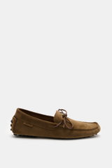 Side view of a Tom Ford Loafer braun in soft brown velour leather with leather bow, square toe, decorative stitching, and rubber nubs on sole and heel.

Description: <p>Mit diesem modernen Loafer im Mokassin-Stil aus feinstem Veloursleder mit Schleife und
