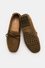 Top view of Tom Ford Loafer braun in soft brown velour leather with square silhouette, leather bow, and rubber nubs on sole and heel.

<p>Mit diesem modernen Loafer im Mokassin-Stil aus feinstem Veloursleder mit Schleife und praktischer Noppensohle von TO