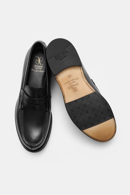 Fabi Penny Loafer 'Villem' schwarz aus Kalbleder, schmal zulaufend mit Flex Goodyear, Vorderkappe-Ziernaht, Ledersohle, Ansicht von oben und Sohle.