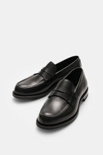 Fabi Penny Loafer 'Villem' schwarz, seitlich oben fotografiert, aus hochwertigem Kalbleder mit Penny-Strap, Ziernaht, Flex-Goodyear-Verarbeitung, Glattlederfutter, gummiverstärkte Ledersohle.