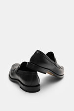 Fabi Penny Loafer 'Villem' schwarz, seitlich fotografiert, aus hochwertigem Kalbleder mit Flex-Goodyear-Verarbeitung, Ledersohle, Penny-Strap und Ziernaht.