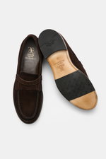 Fabi Penny Loafer 'Villem' dunkelbraun aus Veloursleder, von oben fotografiert, zeigt Ziernaht, Penny-Strap und gummiverstärkte Ledersohle.