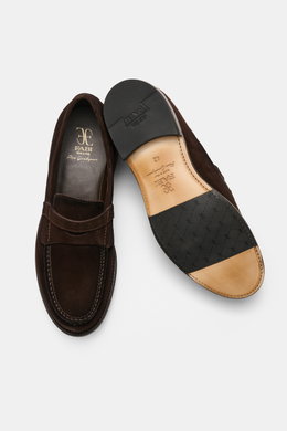 Fabi Penny Loafer 'Villem' dunkelbraun aus Veloursleder, von oben fotografiert, zeigt Ziernaht, Penny-Strap und gummiverstärkte Ledersohle.