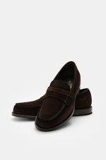 Fabi Penny Loafer 'Villem' dunkelbraun aus Veloursleder, Flex Goodyear genäht, schmal zulaufend, Ziernaht, Vorderansicht schräg von oben.