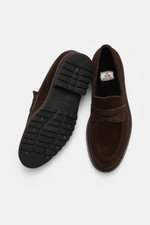 Fabi Penny Loafer 'Florence' dunkelbraun aus Veloursleder mit Penny-Strap, Lammfellfutter und profilierter Vibram-Laufsohle, von oben fotografiert.