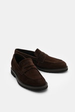 Fabi Penny Loafer 'Florence' dunkelbraun aus Veloursleder mit Penny-Strap, Lammfellfutter und Vibram-Laufsohle, seitliche Nahaufnahme.
