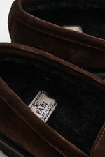Nahaufnahme von Fabi Penny Loafer 'Florence' dunkelbraun aus Veloursleder mit wärmendem Lammfellfutter und Vibram-Laufsohle, seitlich oben fotografiert.
