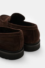 Fabi Penny Loafer 'Florence' dunkelbraun aus Veloursleder, nah von hinten fotografiert, mit Penny-Strap, Lammfellfutter und Vibram-Laufsohle.