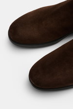 Close-up top-front view of Fabi Chelsea boots 'Boston' dark brown in soft suede leather with genuine rubber sole, elastic inserts, pull tab, narrow silhouette, and leather lining.