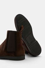 Rear and sole view of Fabi Chelsea boots 'Boston' dark brown in supple suede leather with elastic inserts, pull tab, and genuine rubber sole.

Description: <p>Supple suede leather and a sole made of genuine rubber come together in the Chelsea boots 'Bosto