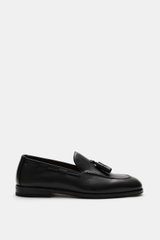 Henderson Tassel Loafer 'Moro Royal' schwarz seitlich fotografiert, Glattleder, schmale Form, Tassels, Ziernaht, Goodyear, Kautschuksohle.