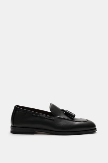 Henderson Tassel Loafer 'Moro Royal' black shown from side, smooth leather, tapered silhouette, elegant tassels, decorative toe stitching, Goodyear-welted, leather lining, rubber outsole, heel with rubber reinforcement, practical shoehorn.