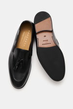 Henderson Tassel Loafer 'Moro Royal' schwarz aus Glattleder mit schmaler Silhouette, eleganten Tassels, Ziernaht, ledernem Innenfutter, Goodyear-welted, Kautschuksohle, fotografiert von oben.