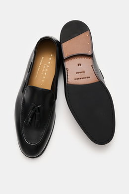 Henderson Tassel Loafer 'Moro Royal' schwarz aus Glattleder mit schmaler Silhouette, eleganten Tassels, Ziernaht, ledernem Innenfutter, Goodyear-welted, Kautschuksohle, fotografiert von oben.