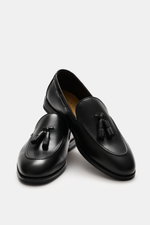 Henderson Tassel Loafer 'Moro Royal' schwarz aus geschmeidigem Glattleder, schmal zulaufend, mit Tassels, Ziernaht, Goodyear-welted, Kautschuksohle, von schräg oben fotografiert.