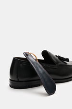 Henderson Tassel Loafer 'Moro Royal' schwarz mit geschmeidigem Leder, schmaler Silhouette, eleganten Tassels, Ziernaht, Goodyear-welted, Lederfutter, Kautschuksohle, Absatz und praktischem Schuhlöffel, seitliche Nahaufnahme.