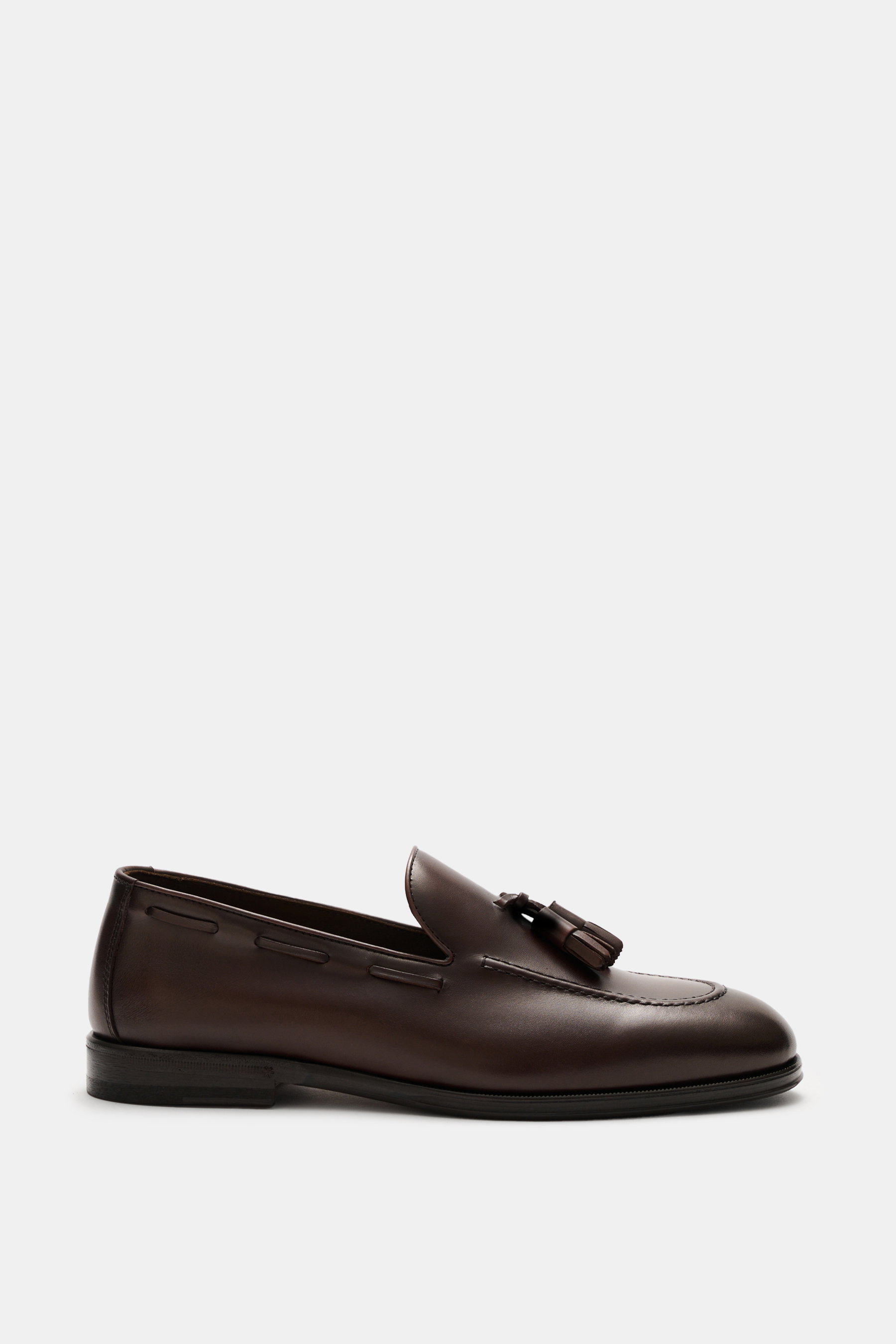 Henderson Tassel Loafer 'Moro Royal' dunkelbraun aus geschmeidigem Glattleder, seitliche Ansicht mit eleganten Tassels, schmal zulaufend, Goodyear-welted.
