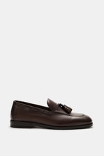 Side view of the Henderson Tassel Loafer 'Moro Royal' dark brown made of soft smooth leather with elegant tassels, tapered silhouette, decorative stitching on the toe cap, Goodyear-welted construction, leather lining, rubber outsole, heel with rubber rein