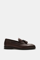 Side view of the Henderson Tassel Loafer 'Moro Royal' dark brown made of soft smooth leather with elegant tassels, tapered silhouette, decorative stitching on the toe cap, Goodyear-welted construction, leather lining, rubber outsole, heel with rubber rein