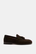 Henderson Tassel Loafer 'Modica' dark brown in supple suede leather, narrow silhouette, leather tassels, decorative toe stitching, Goodyear-welted, leather lining, rubber outsole with heel reinforcement, shown from side view with practical shoehorn.