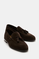 Henderson Tassel Loafer 'Modica' dark brown in supple suede leather, narrow silhouette, leather tassels, decorative toe stitching, Goodyear-welted, leather lining, rubber outsole, heel with rubber reinforcement, shown from a slightly elevated front side a