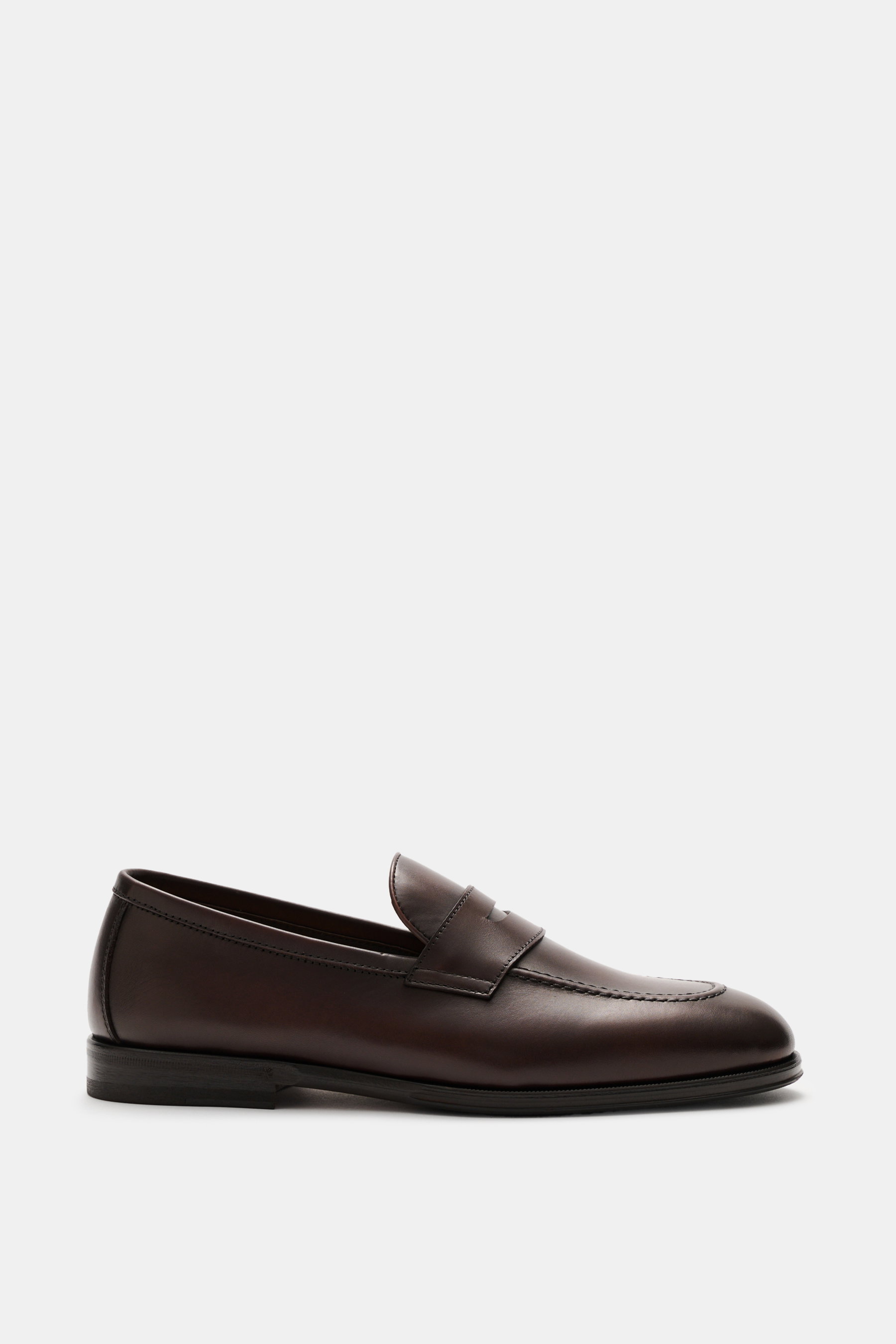 Side view of Henderson Penny Loafer 'Moro' dark brown, made of supple leather with penny strap, narrow silhouette, and decorative stitching.  

<p>Stylish classic: The loafer from HENDERSON made of supple leather convinces with its typical penny strap des