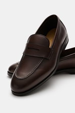 Front and side close-up view of the Henderson Penny Loafer 'Moro' dark brown, made of supple leather with a narrow tapering silhouette and typical penny strap.

Description: Stylish classic: The loafer from HENDERSON made of supple leather convinces with 