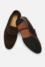 Henderson Penny Loafer 'Moro' dunkelbraun aus Veloursleder, schmal zulaufend, mit Penny-Strap, Ziernaht, Goodyear-welted, Lederfutter, Kautschuksohle, Ansicht von oben und unten.