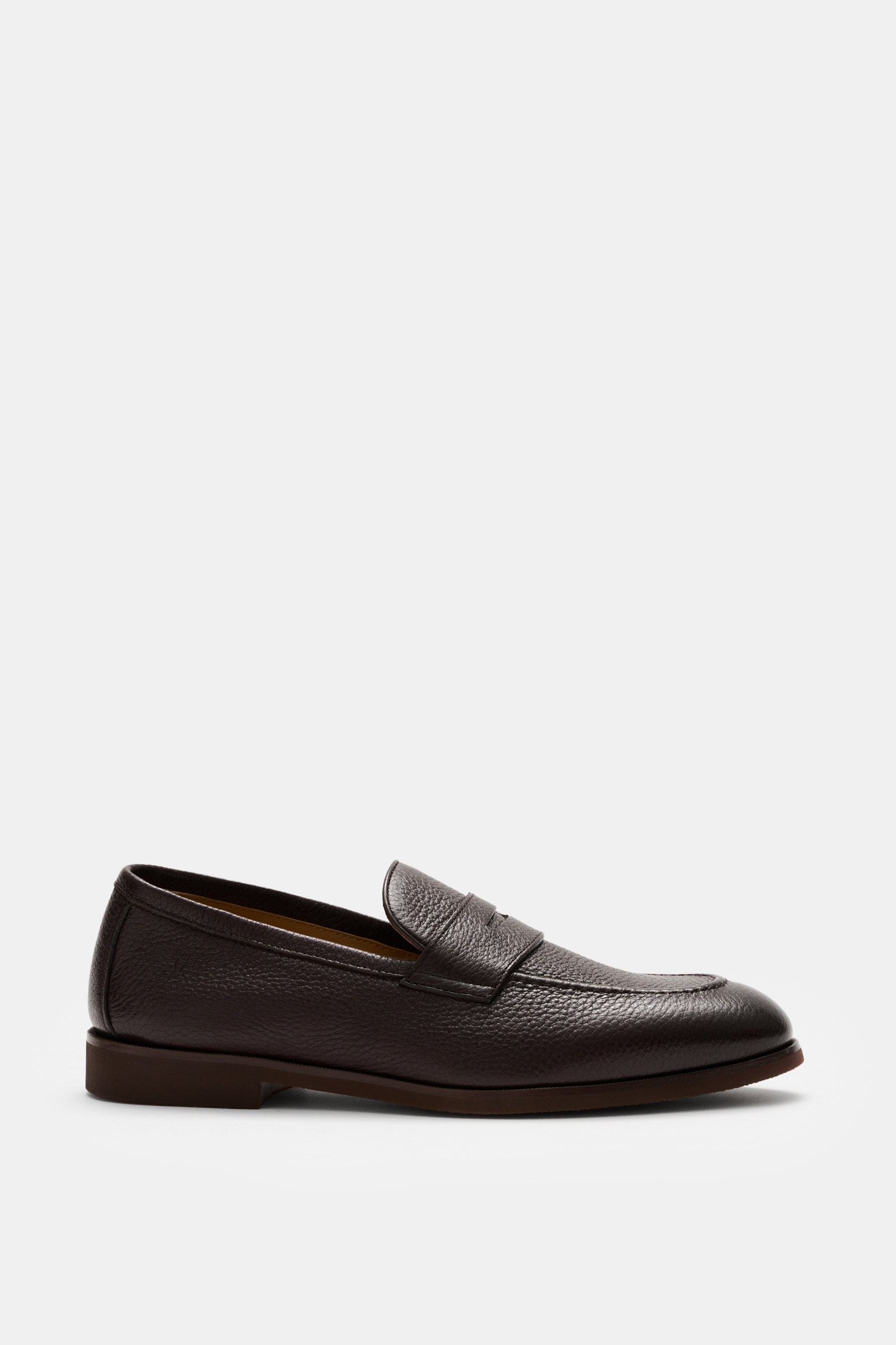 Henderson Penny Loafer 'Cervo' dunkelbraun, seitliche Nahaufnahme, geschmeidiges fein genarbtes Leder, Penny Strap, schmale Silhouette, Ziernaht, Goodyear-welted, Kautschuksohle, ledernes Innenfutter.
