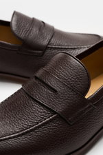 Close-up shot from above of the Henderson Penny Loafer 'Cervo' dark brown showcasing finely grained leather, typical penny strap, and decorative front cap stitching. 

<p>Stylish classic: The 'Cervo' loafer from HENDERSON made of supple leather impresses 