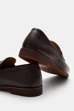Rear and side view of Henderson Penny Loafer 'Cervo' dark brown in finely grained leather with penny strap, tapered silhouette, and Goodyear welt.

Description: Stylish classic: The 'Cervo' loafer from HENDERSON made of supple leather impresses with its t