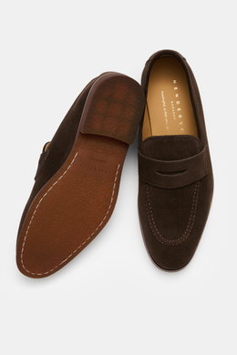 Henderson Penny Loafer 'Modica' dark brown shown from top and sole view, made of supple suede leather with narrow tapered silhouette, typical penny strap, decorative stitch on front cap, Goodyear-welted construction, leather lining, natural rubber outsole
