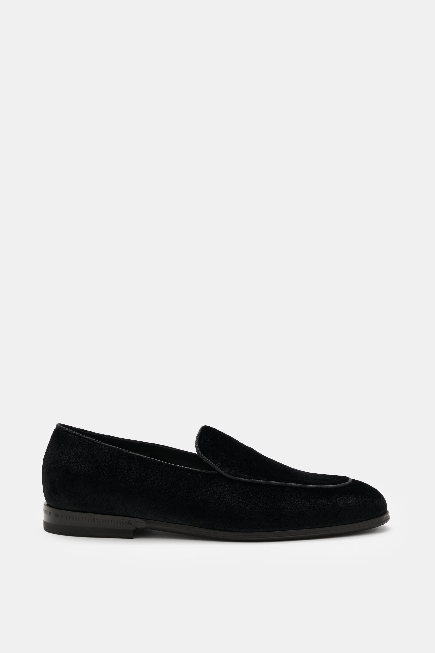 Henderson Loafer 'Velluto' schwarz aus softem Samtvelours seitlich fotografiert, schmal zulaufend, mit Ziernaht und Lederlaufsohle.