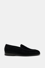 Henderson Loafer 'Velluto' black shown from side view, soft velvet velour, slim tapering silhouette, decorative seam on toe cap, leather lining, leather and rubber sole, heel with rubber reinforcement, practical shoehorn; the gala can begin.
