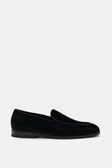 Henderson Loafer 'Velluto' black shown from side view, soft velvet velour, slim tapering silhouette, decorative seam on toe cap, leather lining, leather and rubber sole, heel with rubber reinforcement, practical shoehorn; the gala can begin.